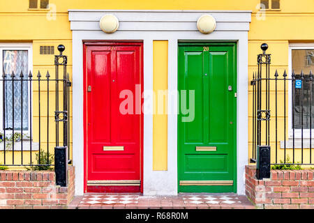 Rote und grüne Tür in Dublin, Irland Stockfoto