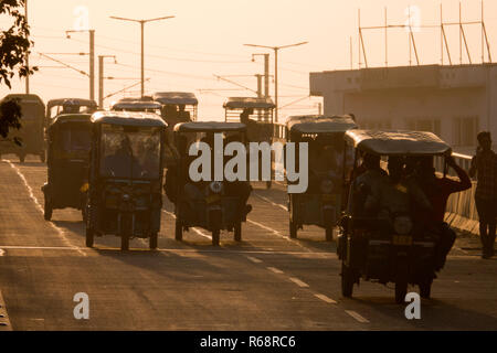 Auto-rikschas und Verkehr auf Überführung bei Sonnenuntergang in Jaipur, Rajasthan, Indien Stockfoto