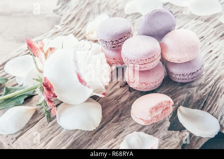 Frisch gebackene bunte Makronen close-up, selektive konzentrieren. Stockfoto