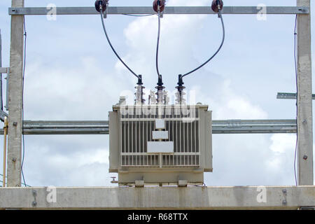 Der Transformator ist auf einem cementitone Pol entfernt. Stockfoto