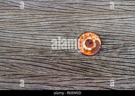 Die Mutter wird auf alten Holzboden Rost. Stockfoto