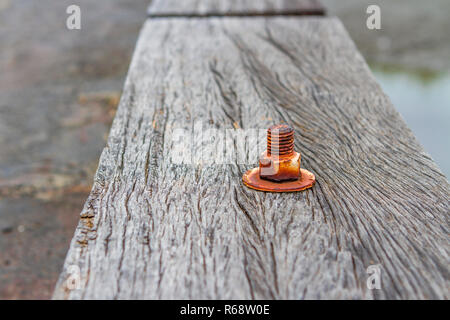 Die Mutter wird auf alten Holzboden Rost. Stockfoto