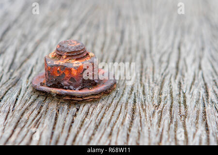 Die Mutter wird auf alten Holzboden Rost. Stockfoto