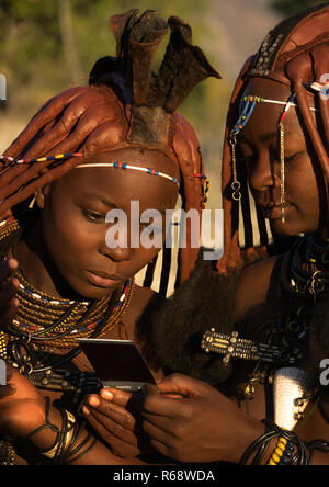 Himba junge Frauen, Cunene Provinz, Oncocua, Angola Stockfoto