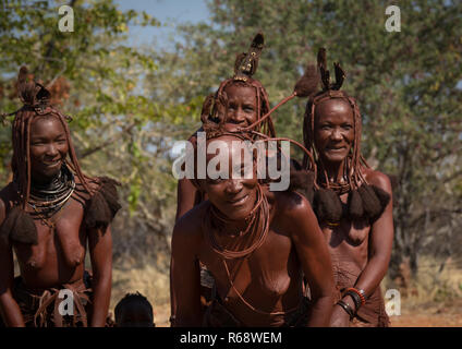 Himba Frauen tanzen, Cunene Provinz, Oncocua, Angola Stockfoto