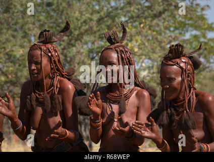 Himba Frauen tanzen, Cunene Provinz, Oncocua, Angola Stockfoto