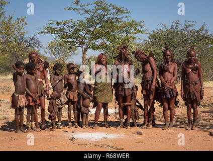 Himba Verwandten in ihrem Dorf, Cunene Provinz, Oncocua, Angola Stockfoto