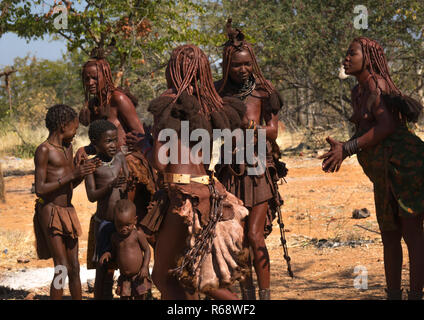 Himba Frauen tanzen, Cunene Provinz, Oncocua, Angola Stockfoto