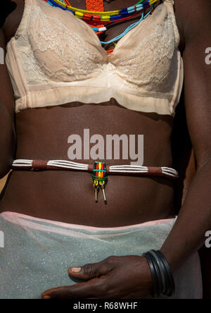 Traditionelle Outfit von Mudimba Stamm Frau, Cunene Provinz, Cahama, Angola Stockfoto