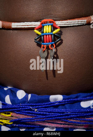 Bauch und Outfit von Mudimba Stamm Frau, Cunene Provinz, Cahama, Angola Stockfoto