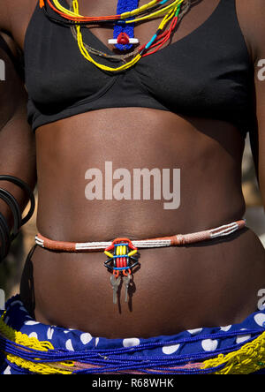 Bauch und Outfit von Mudimba Stamm Frau, Cunene Provinz, Cahama, Angola Stockfoto