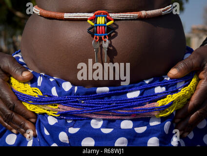 Bauch und Outfit von Mudimba Stamm Frau, Cunene Provinz, Cahama, Angola Stockfoto
