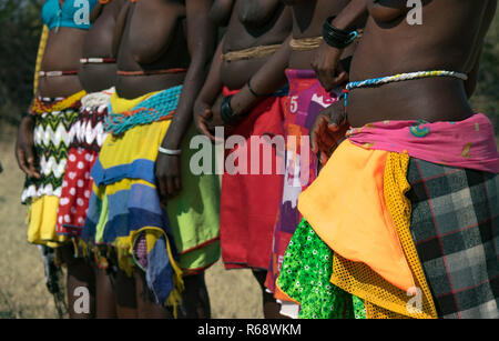Mudimba Stamm Frauen ihre traditionellen Outfit tragen, Cunene Provinz, Cahama, Angola Stockfoto