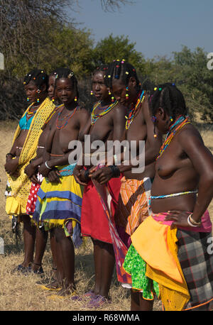 Mudimba Stamm Frauen ihre traditionellen Outfit tragen, Cunene Provinz, Cahama, Angola Stockfoto