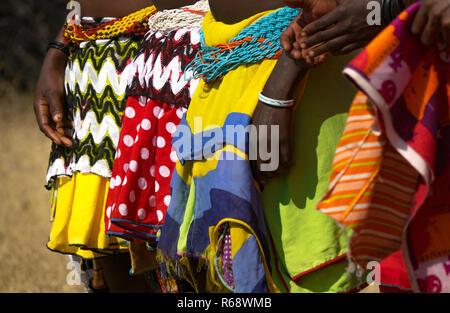 Mudimba Stamm Frauen ihre traditionellen Outfit tragen, Cunene Provinz, Cahama, Angola Stockfoto