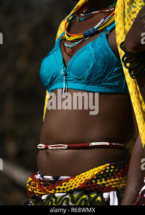Bauch und Outfit von Mudimba Stamm Frau, Cunene Provinz, Cahama, Angola Stockfoto