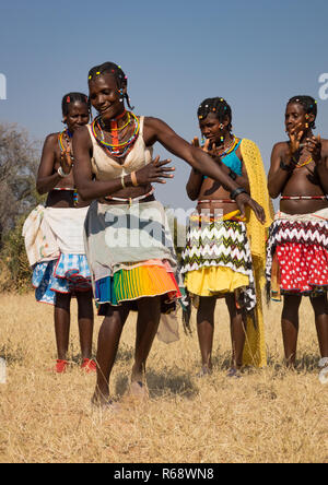Mudimba Stamm Frauen tanzen, Cunene Provinz, Cahama, Angola Stockfoto
