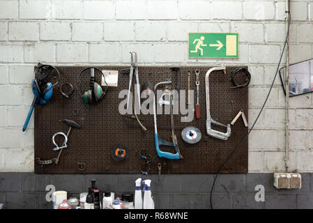 Wand mit verwendeten Werkzeuge in einem alten Auto Werkstatt. Stockfoto