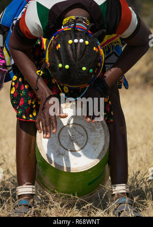 Mudimba Stamm Frau spielen Musik mit einer Ladeschaufel, Cunene Provinz, Cahama, Angola Stockfoto