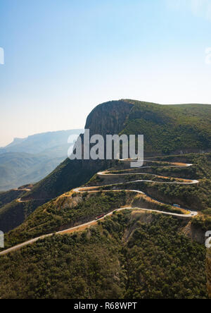 Die kurvenreiche Straße an der Serra da Leba mit Blick auf die Klippen, Huila Provinz, Lubango, Angola Stockfoto