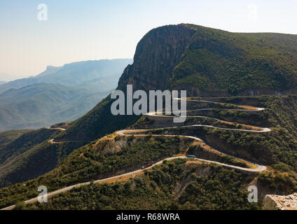 Die kurvenreiche Straße an der Serra da Leba mit Blick auf die Klippen, Huila Provinz, Lubango, Angola Stockfoto