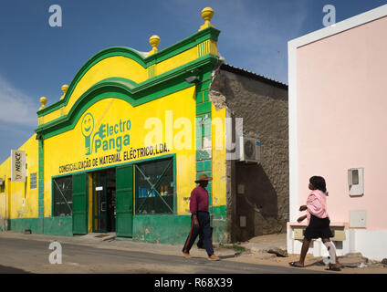 E-Shop in einem alten portugiesischen Gebäude aus der Kolonialzeit, Provinz Namibe, Namibe, Angola Stockfoto