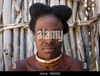 Nguendelengo Stamm Frau mit der traditionellen Frisur, Provinz Namibe, Capangombe, Angola Stockfoto