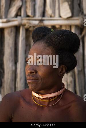 Nguendelengo Stamm Frau mit der traditionellen Frisur, Provinz Namibe, Capangombe, Angola Stockfoto