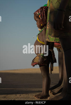 Mwila Stamm Mädchen betrachten eine Drohne im Himmel, Huila Provinz, Lubango, Angola Stockfoto
