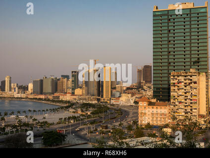 Blick auf die marginalen Promenade in der Innenstadt von Luanda bei Sonnenuntergang, Provinz Luanda Luanda, Angola Stockfoto