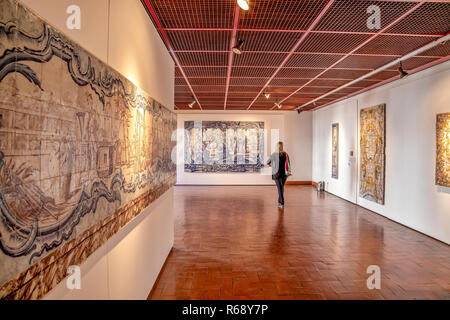 Eine Frau in den Nationalen azulejo Museum in Lissabon, Portugal Stockfoto