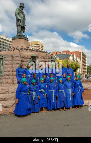 Kirche Chor singt Vor der Paul Kruger statue am Kirchplatz, Pretoria, Südafrika Stockfoto