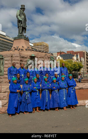 Kirche Chor singt Vor der Paul Kruger statue am Kirchplatz, Pretoria, Südafrika Stockfoto