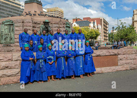 Kirche Chor singt Vor der Paul Kruger statue am Kirchplatz, Pretoria, Südafrika Stockfoto