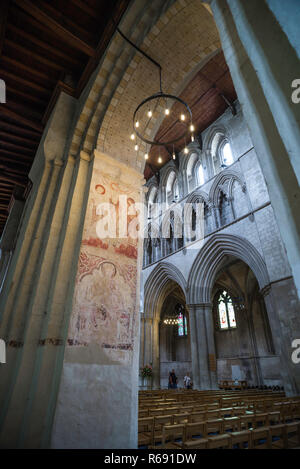 St Albans Cathedral DE, Blick auf eine mittelalterliche Wandmalerei mit der Darstellung der Kreuzigung Christi in der Kathedrale von St. Albans, Hertfordshire, England, UK. Stockfoto