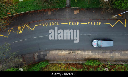 Luftaufnahme der Schule Abstand halten Schild in Großbritannien Stockfoto