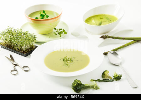 Broccoli Creme Suppe mit frischen Kresse, Spargel, Creme Suppe und Kräuter Suppe Stockfoto