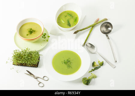 Broccoli Creme Suppe mit frischen Kresse, Spargel, Creme Suppe und Kräuter Suppe Stockfoto