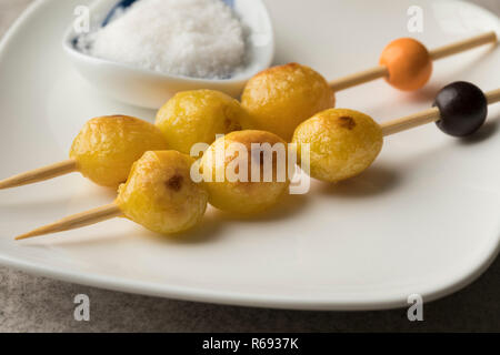 Gebratene ginkgo biloba Muttern in der Nähe auf einem Stick als Snack Stockfoto