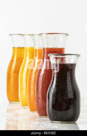 Fruchtsäfte in Saft Flaschen Stockfoto