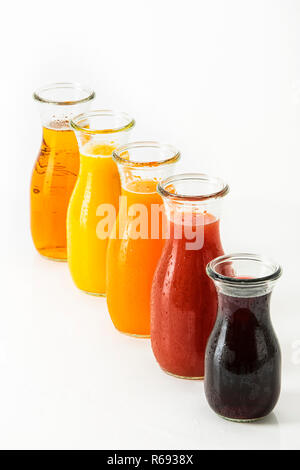 Fruchtsäfte in Saft Flaschen Stockfoto