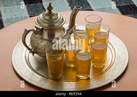 Traditionelle marokkanische Fach mit Teekanne und Kaffee Gläser auf dem Tisch Stockfoto