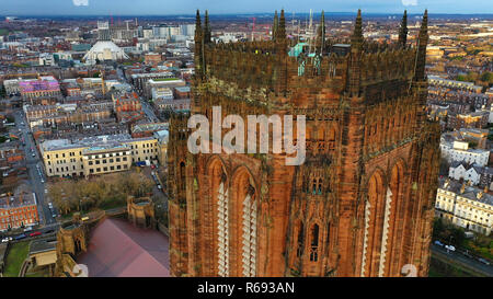 Luftaufnahme von Liverpool Cathedral auf St James's Mount gebaut Stockfoto