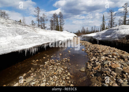 Canyon gewaschen von einem Bach in einem Gletscher im Frühjahr in Jakutien, Russland Stockfoto