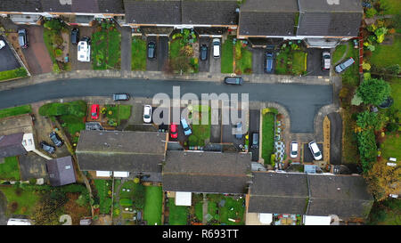 Luftaufnahme über Suburban Häuser und Straßen in Großbritannien Stockfoto