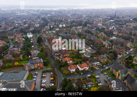 Luftaufnahme über Suburban Häuser und Straßen in Birkenhead, Großbritannien Stockfoto