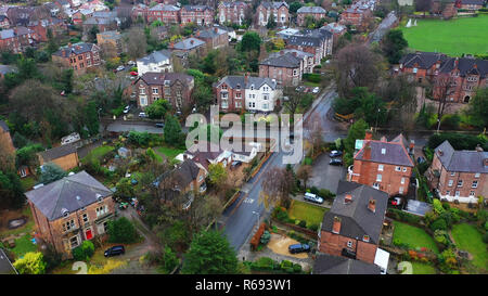 Luftaufnahme über Suburban Häuser und Straßen in Birkenhead, Großbritannien Stockfoto