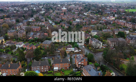 Luftaufnahme über Suburban Häuser und Straßen in Birkenhead, Großbritannien Stockfoto