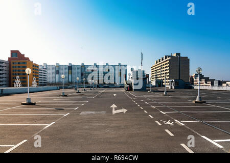 Parkdeck In einem High-School Siedlung im Norden von Berlin Stockfoto