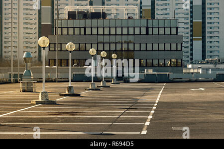 Parkdeck In einem High-School Siedlung im Norden von Berlin Stockfoto